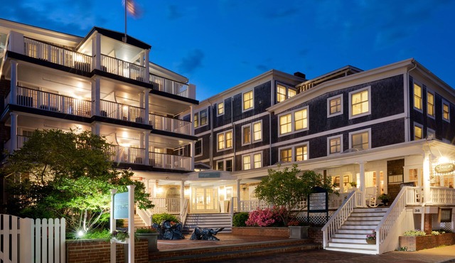 Vineyard Square Hotel & Suites in Edgartown
