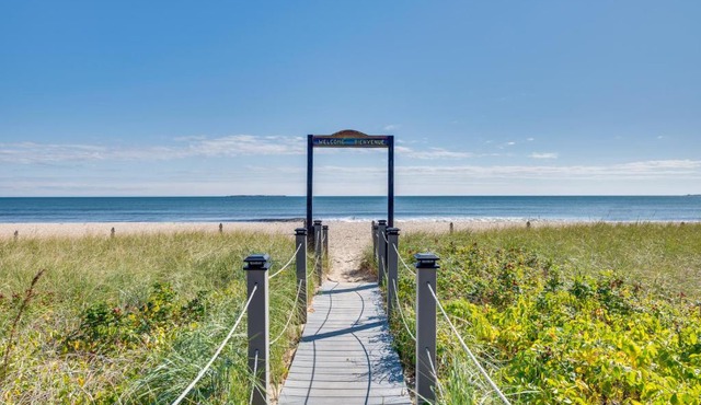 Walk to Old Orchard Pier: Cozy Beachfront Condo!