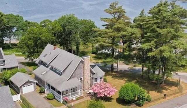 Waterfront - Amazing views - private access to Parkwood beach