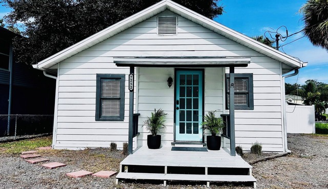 Waterfront Cottage with private canal.Access to Weeki Wachee River.RV welcomed.