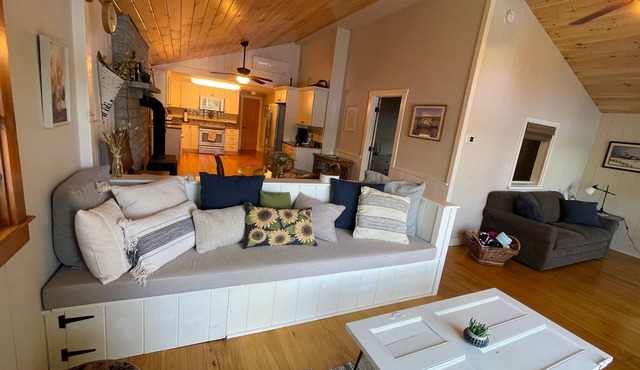Waterfront House on Private Lake - Tranquil Location and Amazing Sunsets
