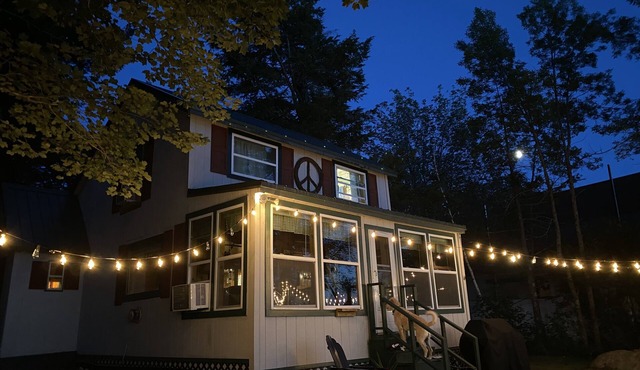 Waterfront Lakefront Cottage, Sleeps 6. Parking. in Old Town