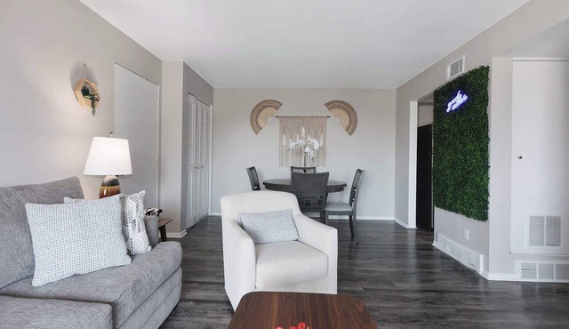 Weekend Get-a-way 2BR APT KingBed Tvs Parking