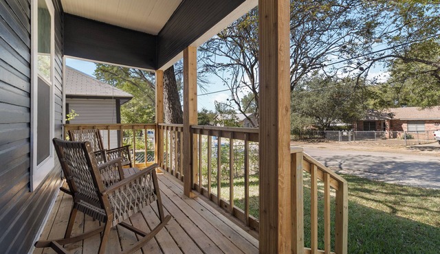 Welcome to the Texan Charmer! Lovely 2-bedroom house with AC in San Antonio