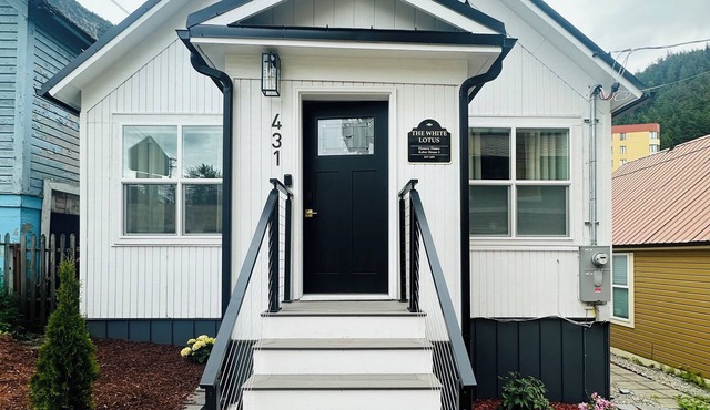 White Lotus Historic home minutes from all the main attractions!
