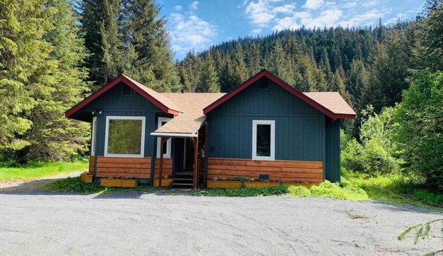 Woodland Retreat - Forested Home Outside City Limits Sleeps 7