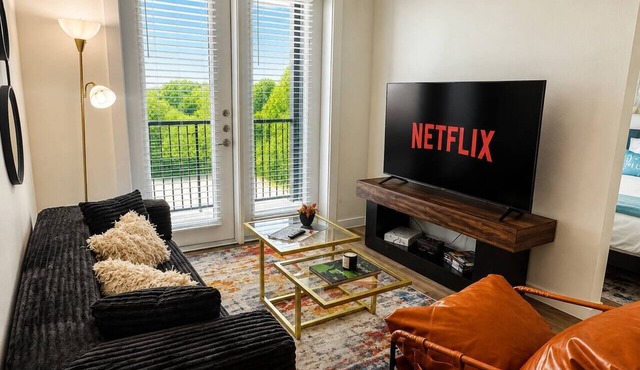 Work & Stay | Chic North Lamar 1BR