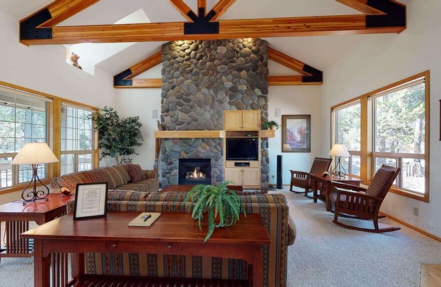 33 Oregon Loop | 4 BR / 4.5 BA, Sleeps 8 in Sunriver