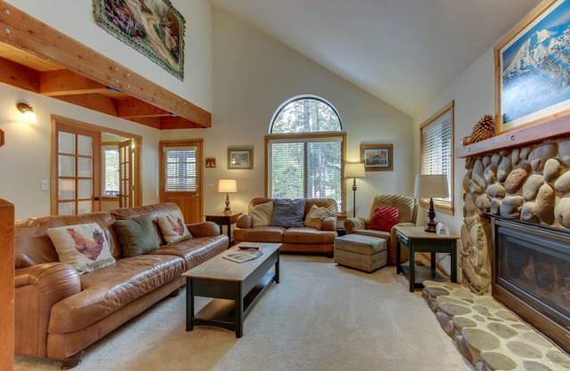 Comfortable Getaway with Private Hot tub, Entertainment & SHARC Passes in Sunriver