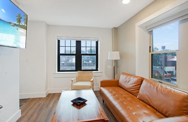 FRONTDESK Bright Studio Apt near Union Station