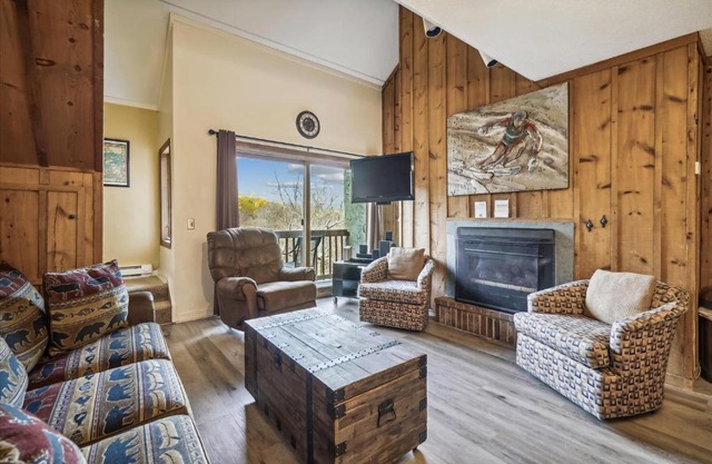 Shuttle to Slopes and ski home to this cozy three bedroom condo Whiffletree G8