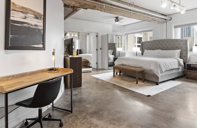 Spacious Loft on 5th St in Austin