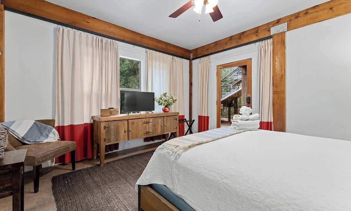 Gruene House | Life is Gruene-riverfront Luxury-1mi To Gruenehall