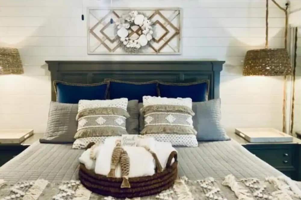 Folly Field Villa | OceansideResort-King Bed-Sleeps 6-Quick Walk to the Beach-Family Friendly Resort