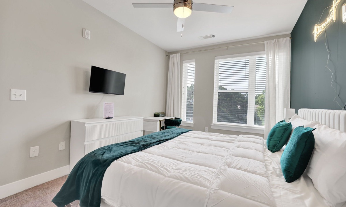 Cumberland Apartment | Luxury 2BR Retreat Near The Battery - 2 King Beds - FREE Parking