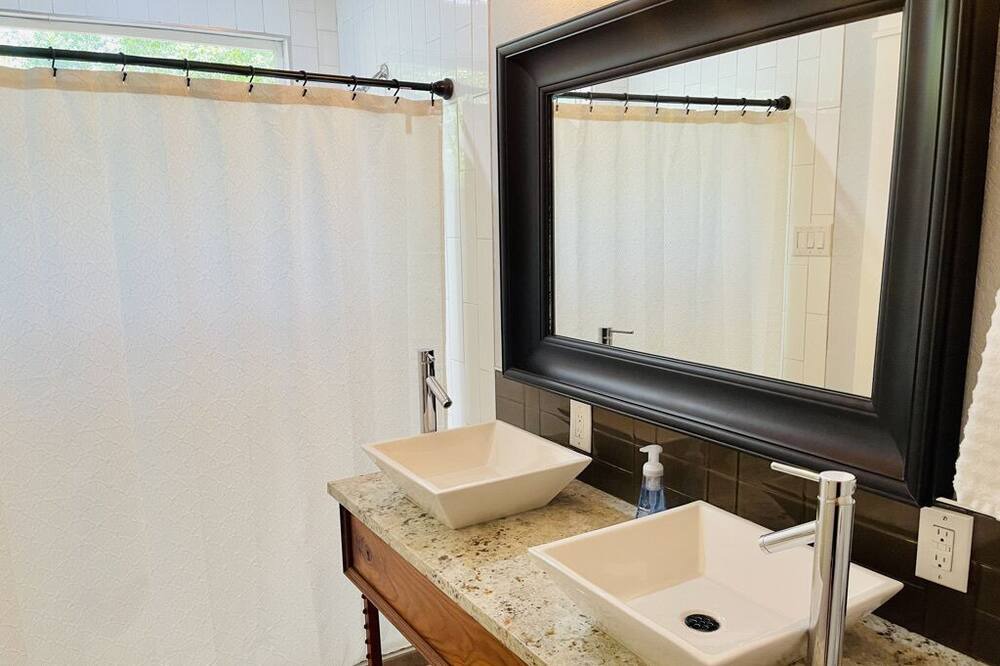 Photo of Bathroom in Government Hill