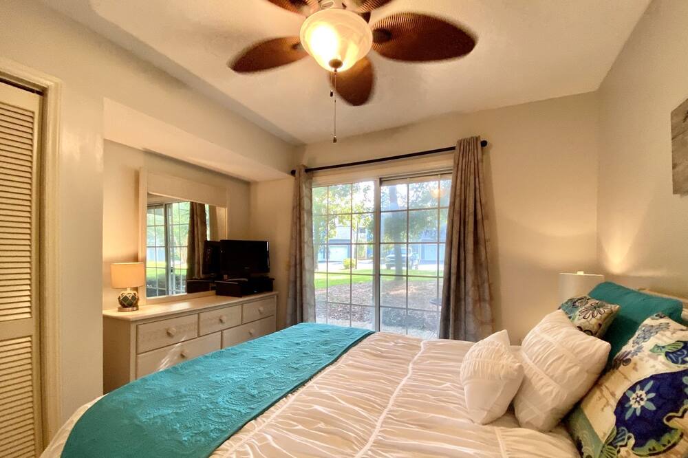 Photo of Bedroom in Arcadian Shores
