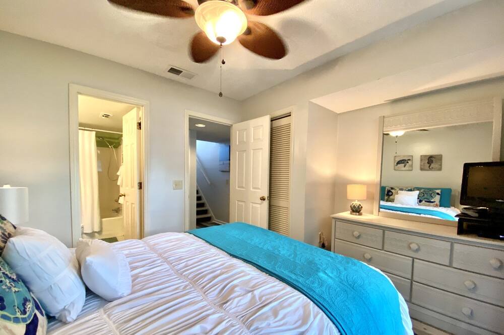 Photo of Bedroom in Arcadian Shores