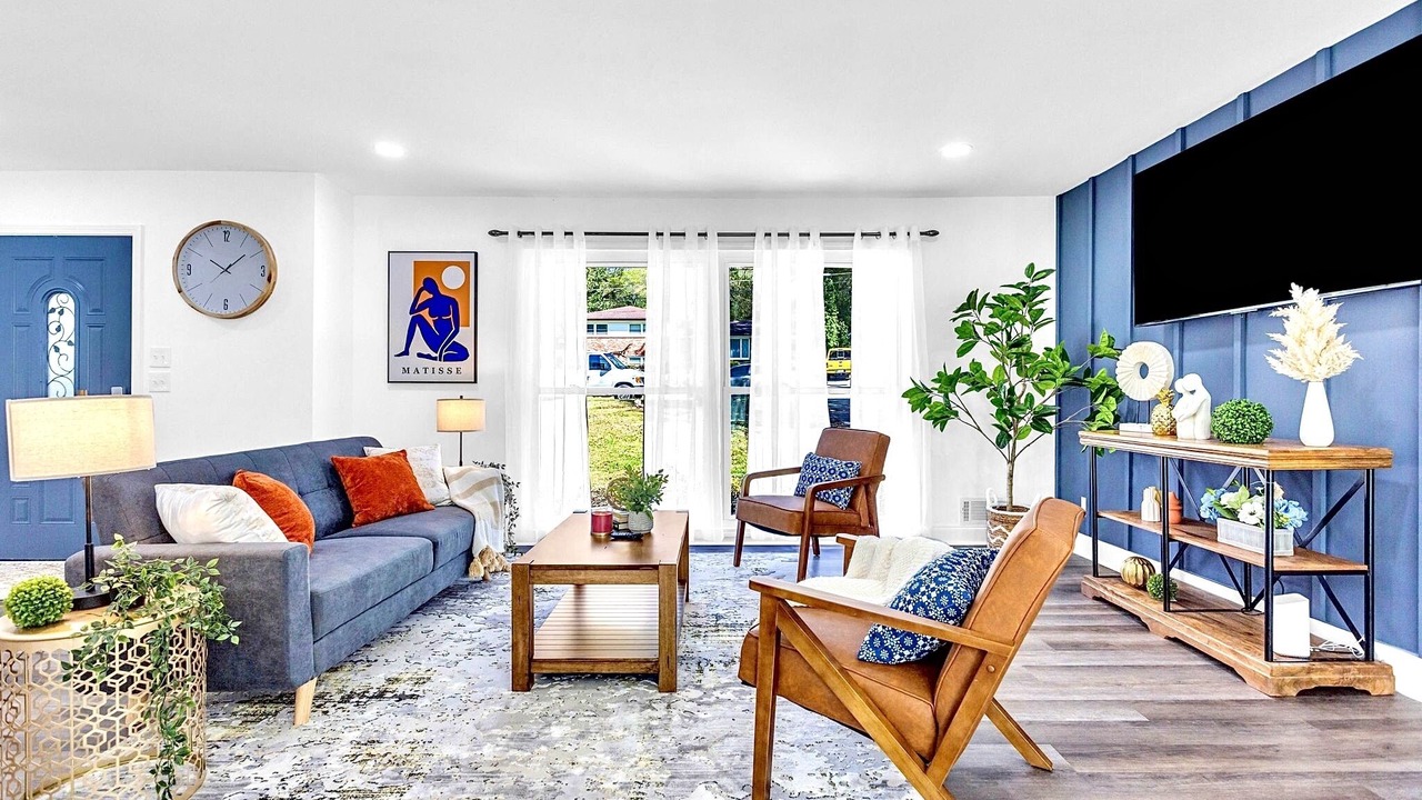 Photo of Livingroom in Candler-McAfee
