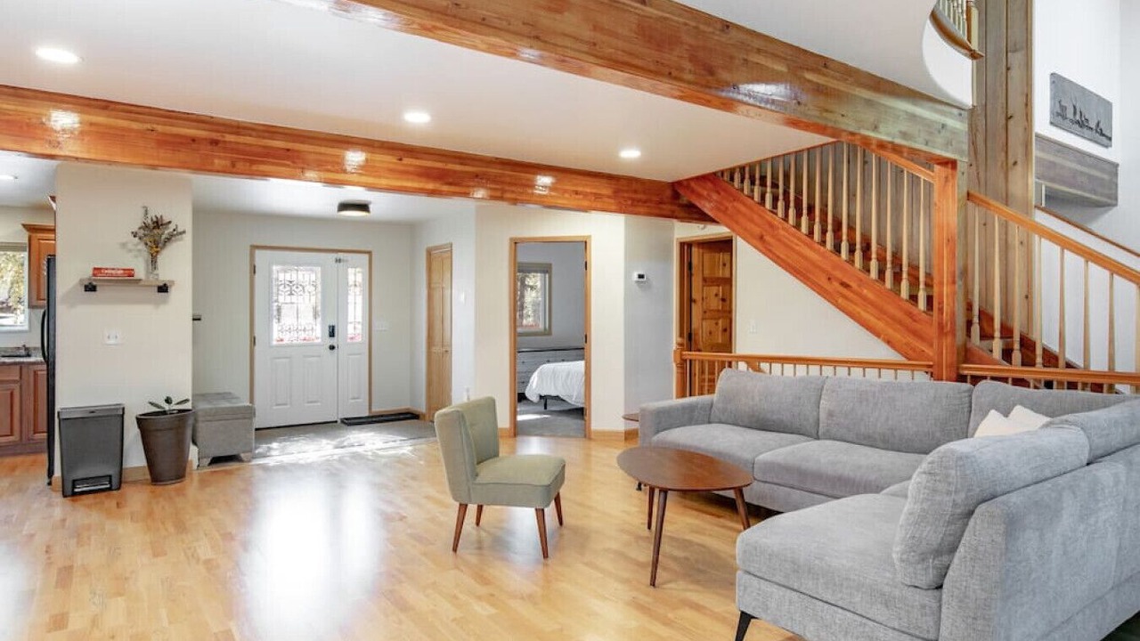Photo of Livingroom in Taku - Campbell