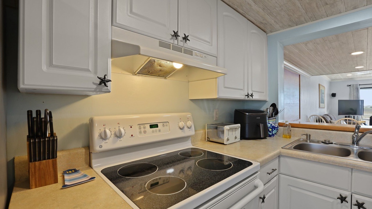 Photo of Kitchen in Oceanmarsh Subdivision