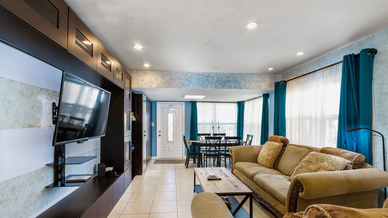 Photo of Livingroom in Hollywood South Central Beach