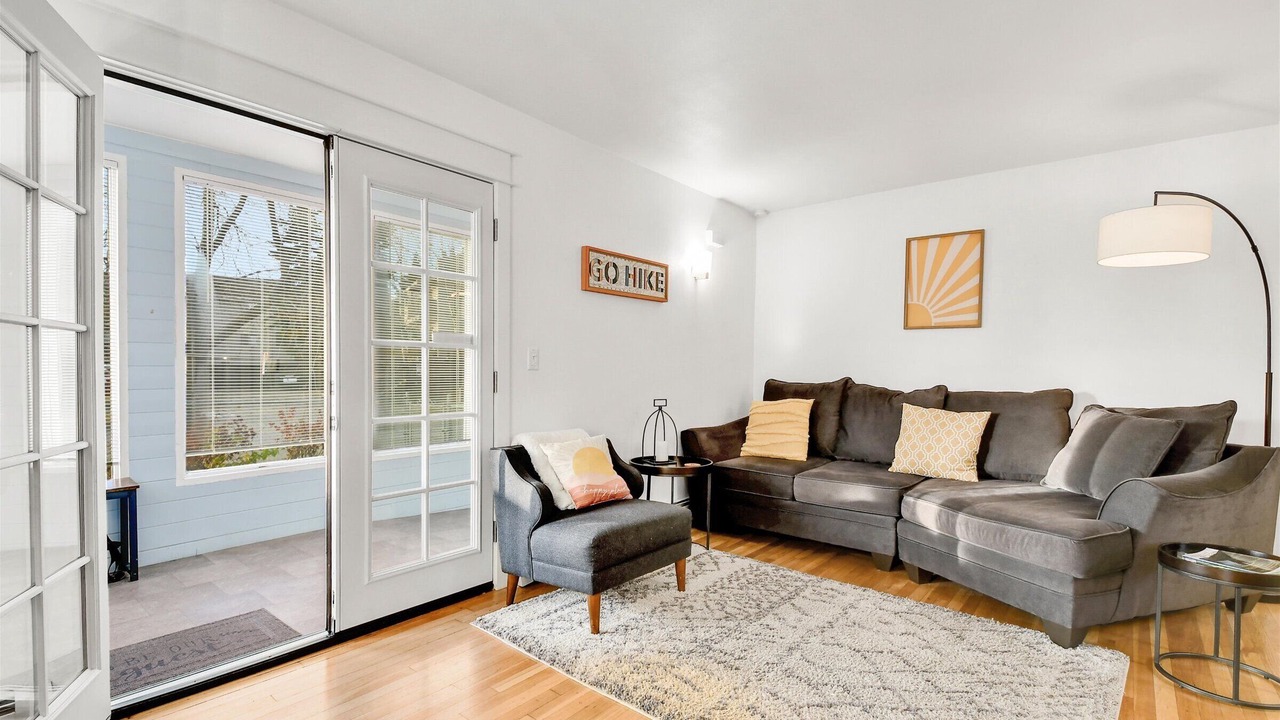 Photo of Livingroom in University Area