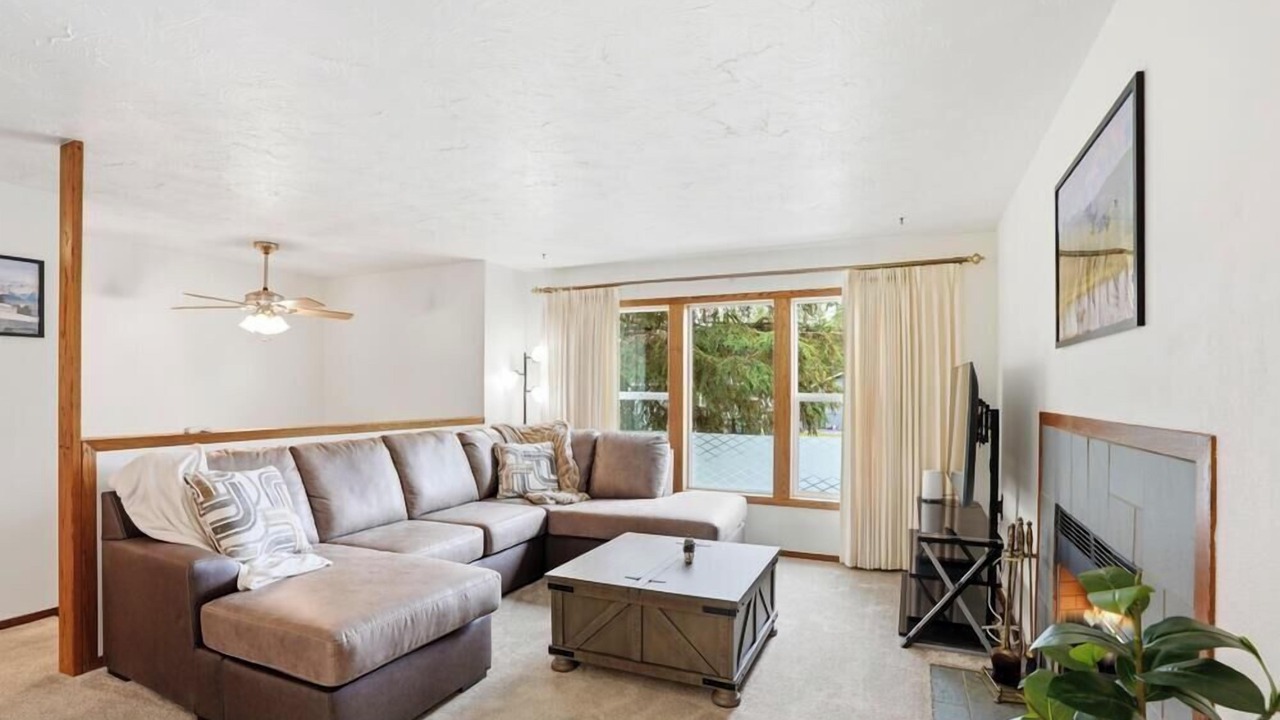 Photo of Livingroom in Abbott Loop