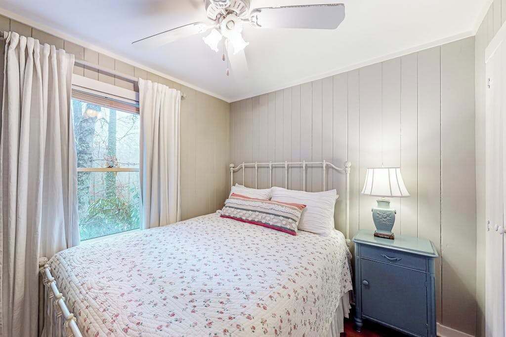 Photo of Bedroom in Mirror Lake