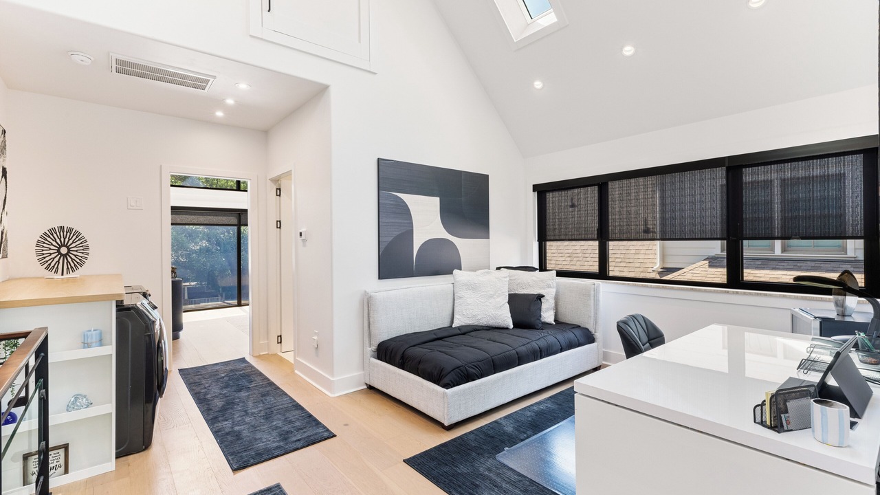 Photo of Livingroom in Barclay Downs