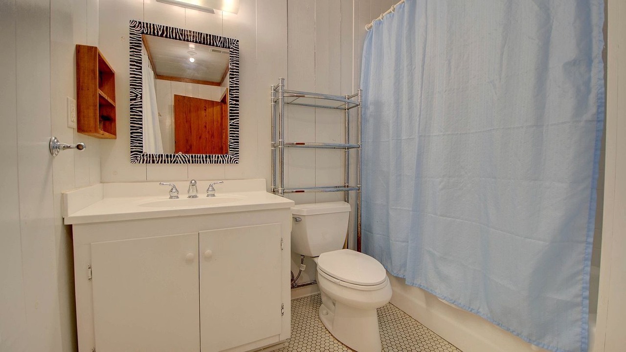 Photo of Bathroom in Debordieu Colony