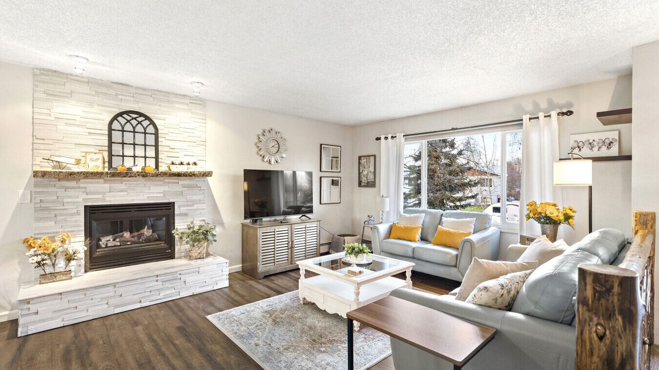 Photo of Livingroom in Taku - Campbell