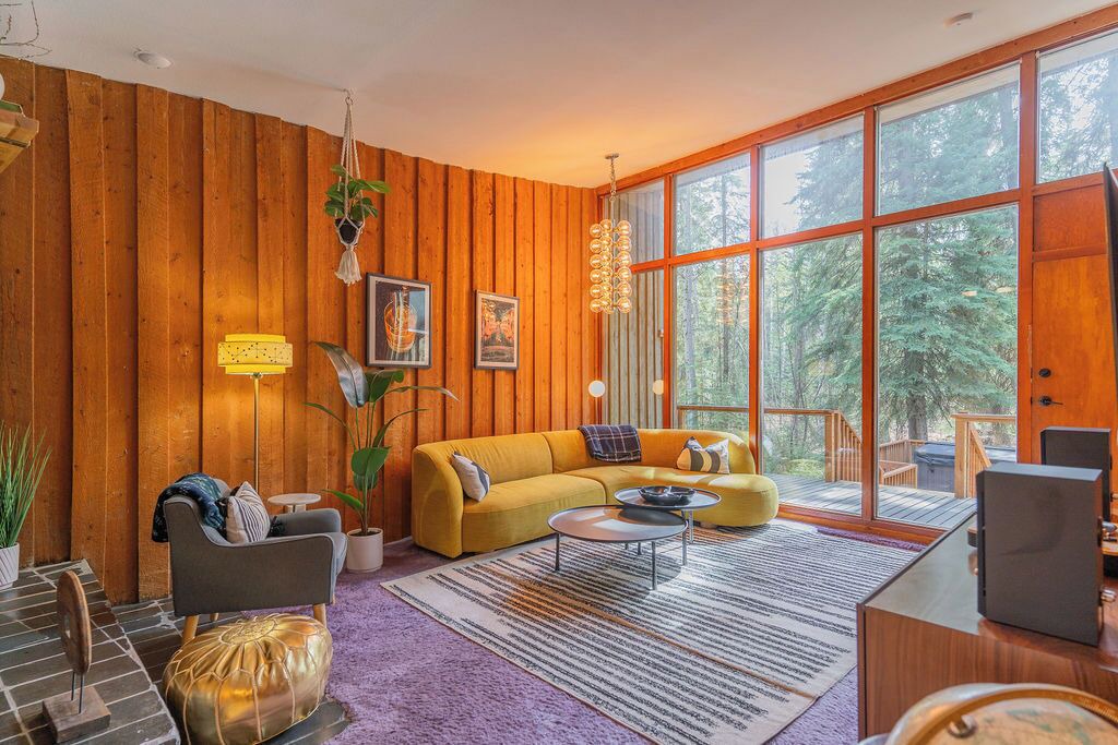 Photo of Livingroom in College