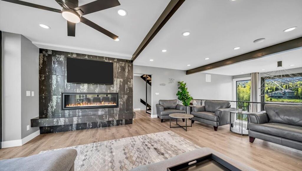 Photo of Livingroom in Mid-Hillside