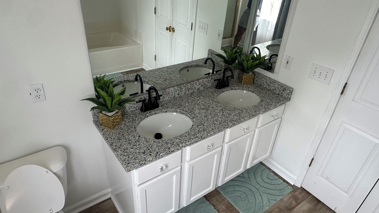 Photo of Bathroom in Huntcliff