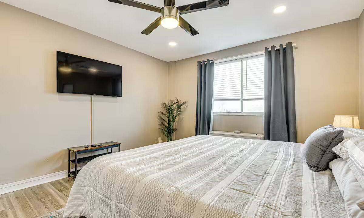 Photo of Bedroom in Peachtree Center