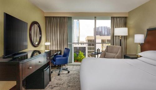 Queen Room with Mobility/Hearing Access and Roll-In Shower, Non-Smoking