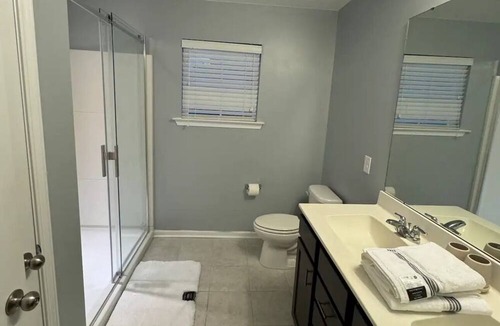 Burton House | Charming 4-bedroom With a Lagoon View in Beaufort with WiFi and AC