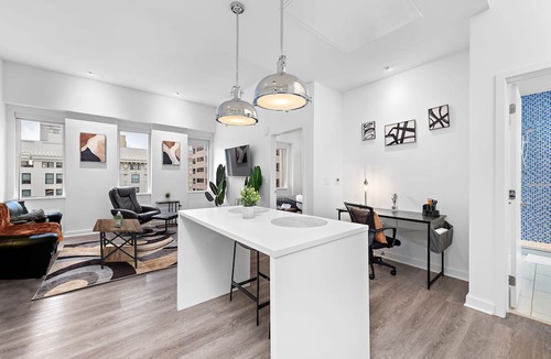 Downtown Kansas City Condo | Elegant Downtown KC Retreat w/Gym, King Bed, Free Parking & Massage Chair