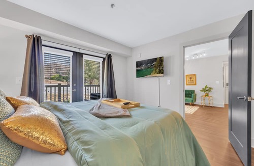 Cumberland Apartment | Emerald Suite near Truist Park/Free Parking