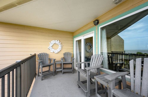 Galveston Condo | NEW Heated Pool & Hot Tub! Updated Condo w W/D