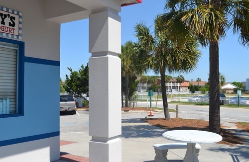 Isle of Palms Condo | Easy Breezy 2 Bd, 1st Floor, 4 Min to Beach