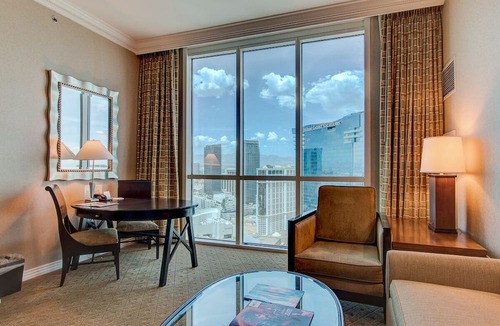 Las Vegas Condo | The Ultimate Vantage: Top 38th Floor Jr. Suite Overlooking the Strip,Sphere,F1!
