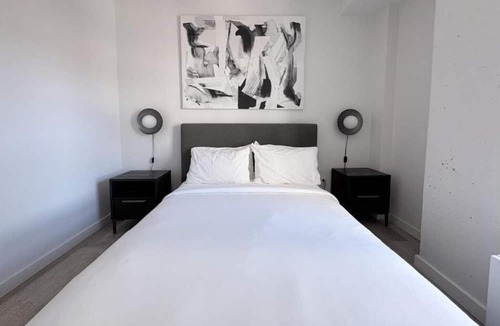 Hunters Point Apartment | Luxe 2 Bedroom Apartment | City View