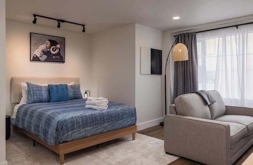 Downtown Anchorage Apartment | Stylish Downtown Studio - Free Parking plus Kitchen
