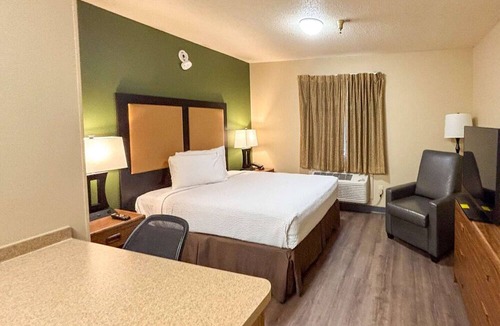 Greenville - Spartanburg Apartment | 1 Queen Bed | Mob Acc Tub Ste Nsmk Sb Micfri