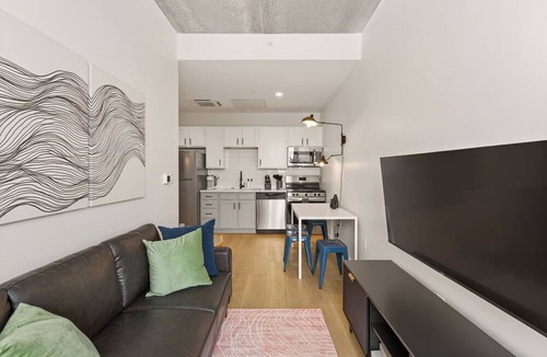 Charlotte Apartment | Light filled new 2 BR in the heart of Charlotte's dynamic South End. Steps to the Rail Trail + Light Rail = easy access to Uptown events. Rooftop Lounge w/skyline views, and luxe shared co-working spaces. Perfect for work, play or extended stay.