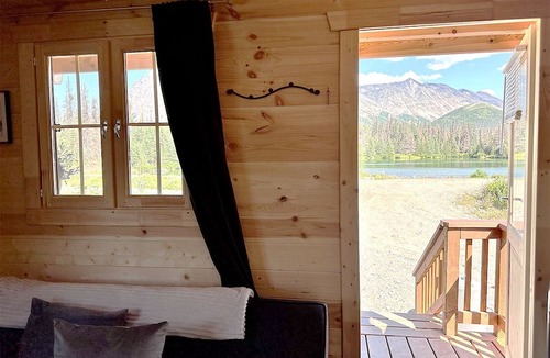 Denali Cabin | Eco-Friendly Lakefront Tiny House with Views of Panorama Mountain near Denali National Park