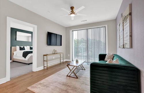 Cumberland Apartment | Luxury 2BR Retreat Near The Battery - 2 King Beds - FREE Parking