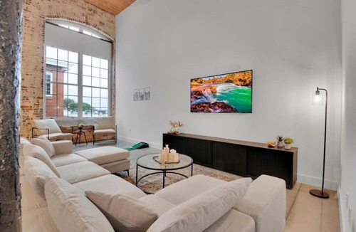Judson Apartment | Huge, Open Loft | Arts District | 5 mins to DT GVL